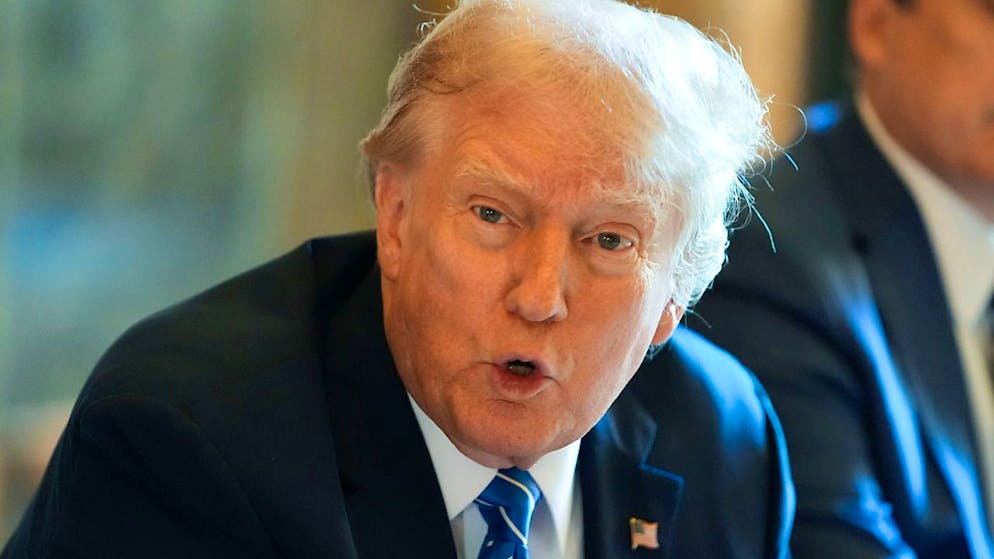 Der republikanische Präsidentschaftskandidat und ehemalige US-Präsident Donald Trump spricht während eines Treffens mit dem israelischen Ministerpräsidenten Netanjahu in seinem Anwesen Mar-a-Lago. Foto: Alex Brandon/AP/dpa