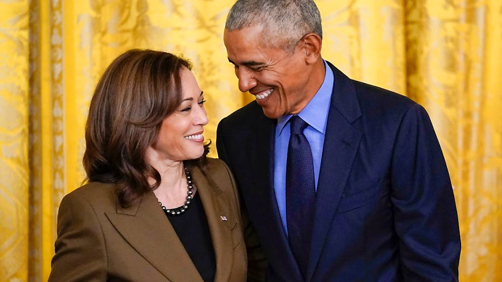 ARCHIV - Die US-Vizepräsidentin Kamala Harris und der ehemalige US-Präsident Barack Obama. Foto: Carolyn Kaster/AP/dpa