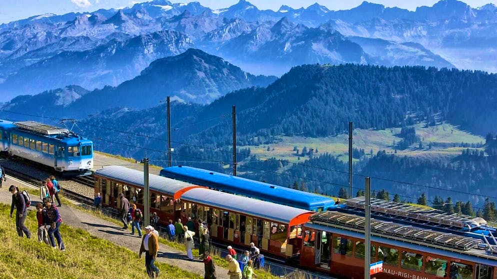 Day trippers on Mount Rigi in Central Switzerland: according to the providers, the "Municipal Saver Day Pass" for public transport, which has been available since mid-December, has become well established. 1070 municipalities and towns offer the card. (archive picture)