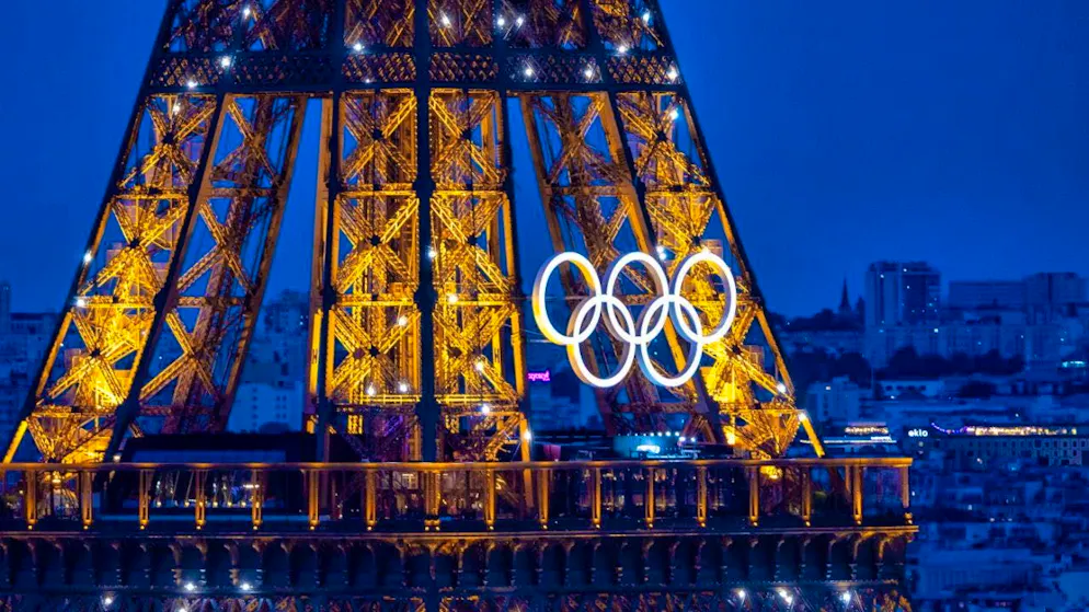 Unique spectacle on the Seine with Christen and Schurter - Gallery. Will play a prominent role at the opening ceremony on Friday evening: the Eiffel Tower on the banks of the Seine