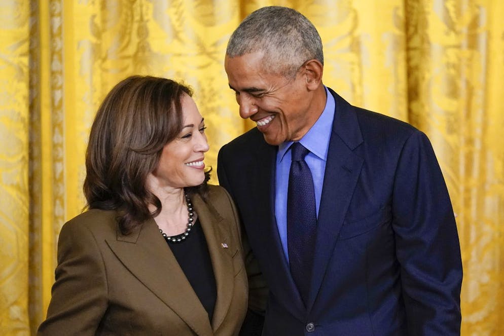 L'ex presidente Barack Obama parla con la vicepresidente Kamala Harris durante un evento sull'Affordable Care Act, nella East Room della Casa Bianca a Washington, il 5 aprile 2022.
