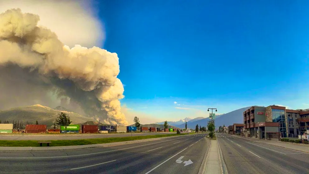 HANDOUT - Devastating forest fires are spreading in Canada and the USA. Photo: Uncredited/Jasper National Park via The Canadian Press/AP/dpa - ATTENTION: For editorial use only and only with full attribution to the above credit