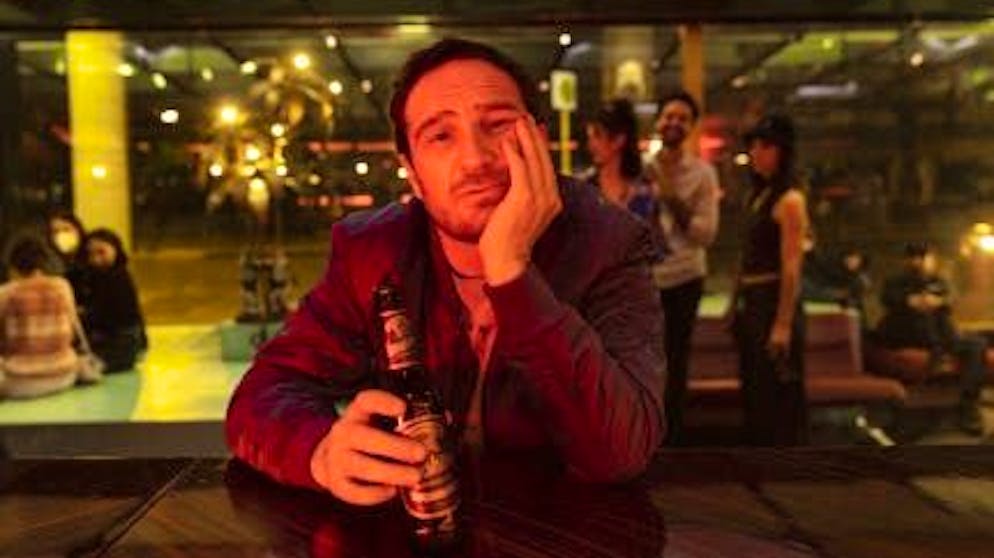 Il film «One For The Road» (nella foto) del 2023 parla di un esperimento: riuscirà il direttore dei lavori Mark (Frederick Lau) a rimanere sobrio?