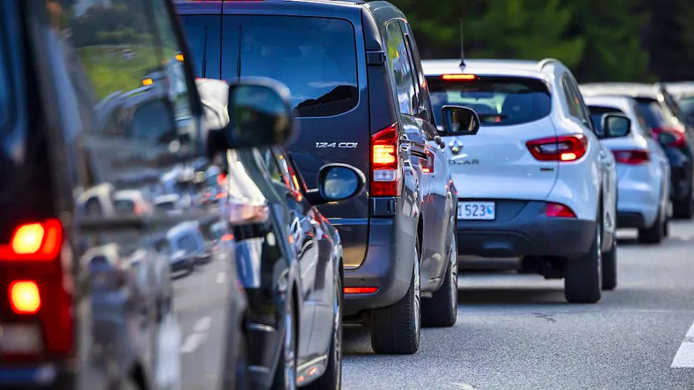 Road traffic: Another ten-kilometer traffic jam in front of the ...