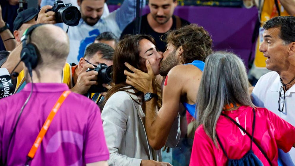 Gianmarco Tamberi küsst nach gewonnener Goldmedaille im Juni an der Heim-EM in Rom seine Frau Chiara Bontempi