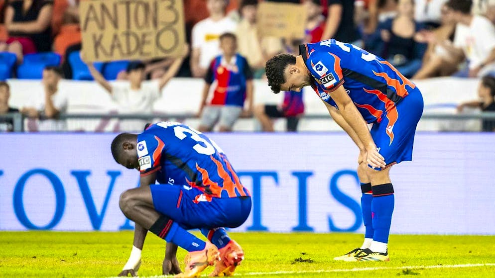 Hanging heads again at FC Basel: Jonas Adjetey and Leon Avdullahu after the match against Lugano