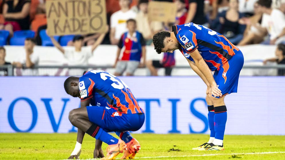 Wieder hängende Köpfe beim FC Basel: Jonas Adjetey und Leon Avdullahu nach dem Match gegen Lugano