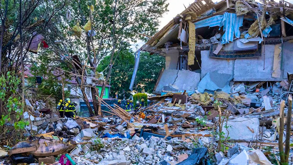 Rescue workers are working at the scene of the accident. According to the police, a terraced house in Bavaria has collapsed after an explosion. (Photo: Stefan Puchner/dpa)