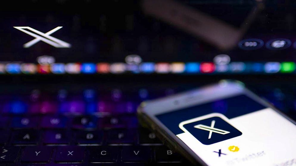 Elon Musk's online platform X now has its chatbot Grok trained with user contributions as standard. (symbolic image)