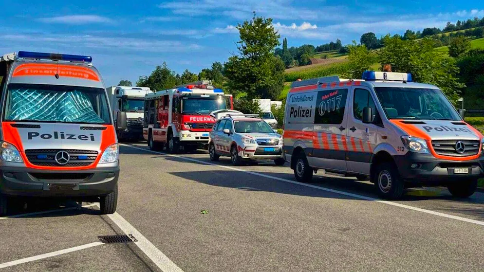 Lucerne police had to respond to a serious accident on Saturday morning, resulting in one fatality and several injuries. The accident occurred on the A2 near Eich.