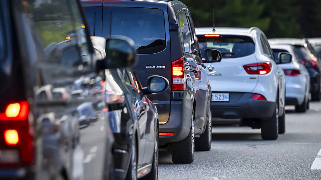 Road traffic: Another ten-kilometer traffic jam in front of the ...