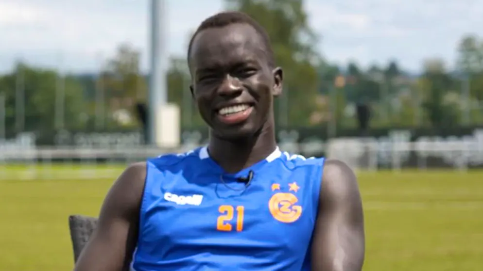 Die Geschichte von GC-Spieler Mabil. Im Flüchtlingslager geboren und mit Bällen aus Plastiksäcken Fussballspielen gelernt