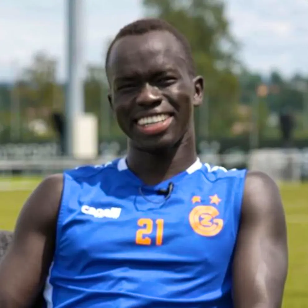 Die Geschichte von GC-Spieler Mabil. Im Flüchtlingslager geboren und mit Bällen aus Plastiksäcken Fussballspielen gelernt