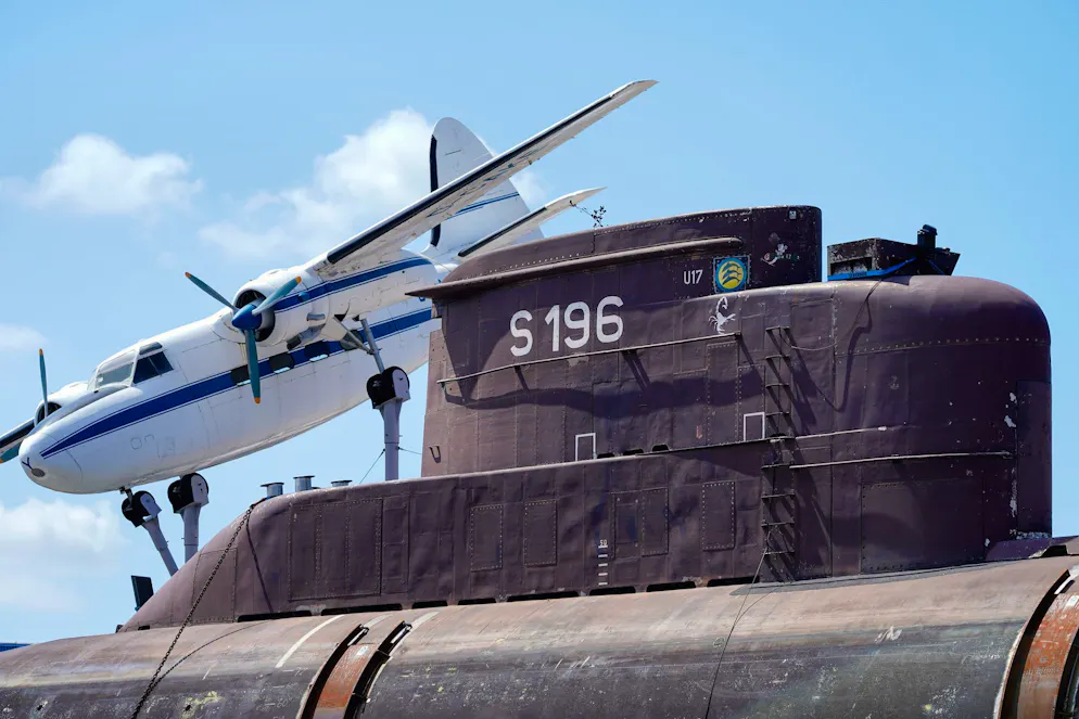 U-Boot auf Landgang – U17 findet Liegeplatz im Museum - Gallery. Angekommen: U17 steht auf Gelände des Technikmuseums Sinsheim neben einem Flugzeug.