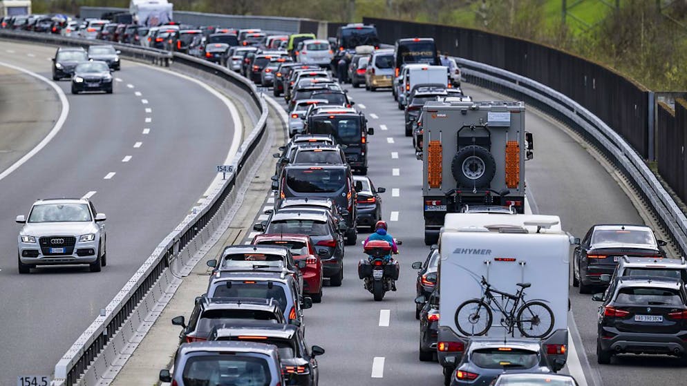 Das gewohnte Bild in der Feriensaison: Stau vor dem Gotthard-Nordportal im Kanton Uri. (Archivbild)