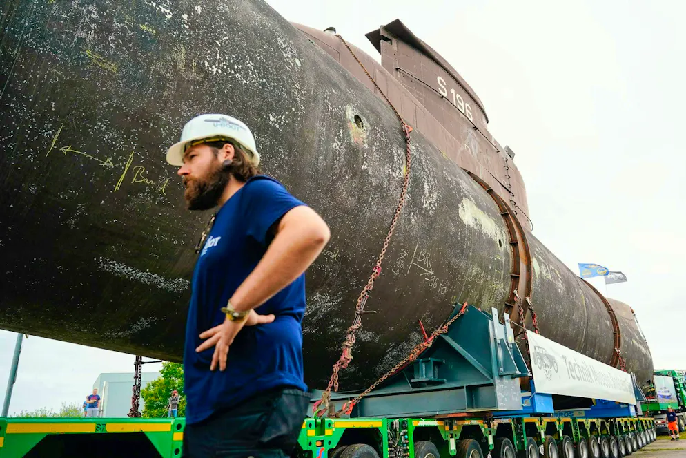 Submarine on shore leave - U17 finds berth in museum - Gallery. Man meets machine: U17 is almost 50 meters long and weighs around 350 tons