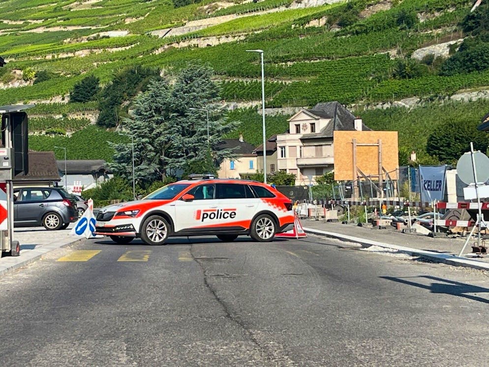 Die Strasse durch das Dorf war während dem Grosseinsatz der Polizei in Vétroz VS vorübergehend gesperrt.