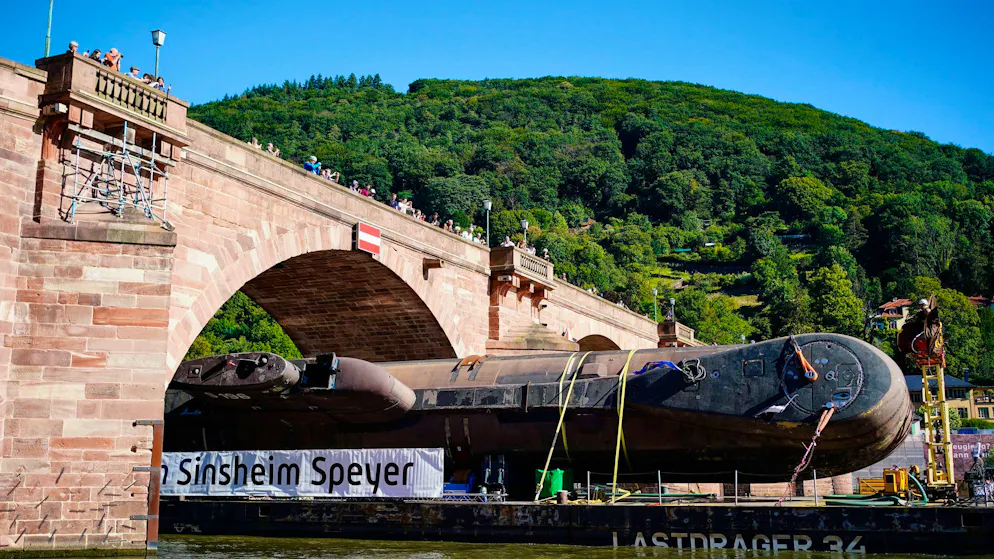 Über ein Jahr unterwegs. 350-Tonnen-U-Boot findet letzten Liegeplatz im Museum