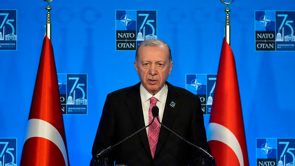 ARCHIV - Der türkische Präsident Recep Tayyip Erdogan spricht während einer Pressekonferenz während des Nato-Gipfels in Washington. (zu dpa: «Erdogan droht Israel mit militärischer Einmischung») Foto: Stephanie Scarbrough/AP/dpa