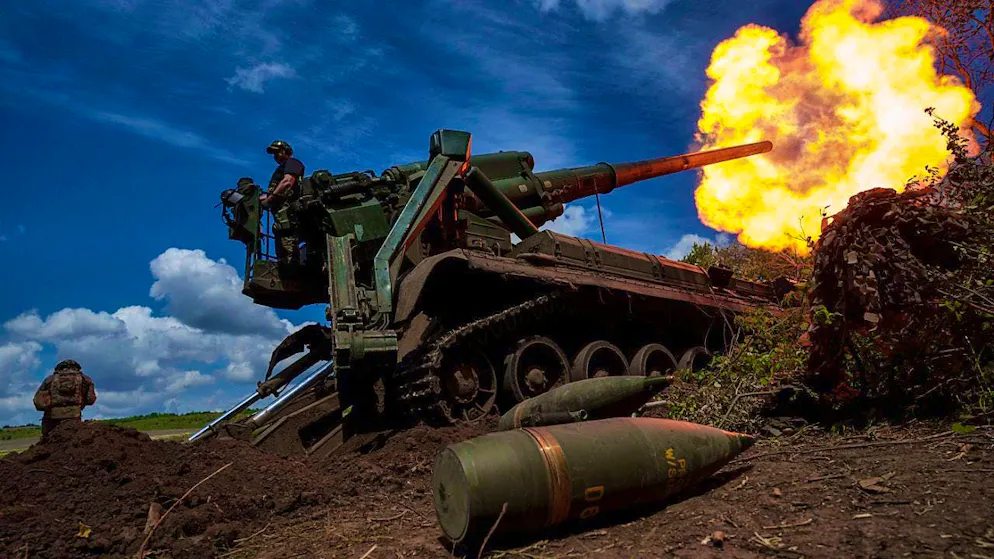 ARCHIVE - Ukrainian soldiers of the 43rd artillery brigade fire a 2S7 self-propelled howitzer at Russian positions on the front line in the Donetsk region. Photo: Evgeniy Maloletka/AP/dpa