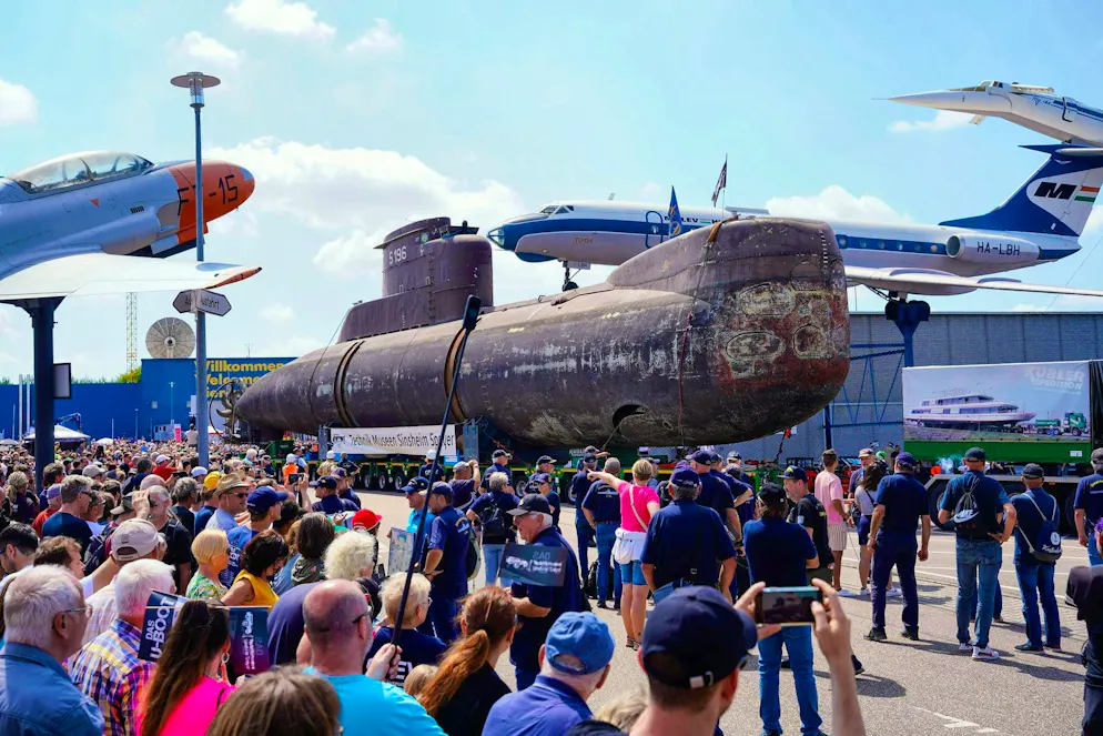 Submarine on shore leave - U17 finds berth in museum - Gallery. Spectators watch as the U17 naval submarine arrives in Sinsheim.