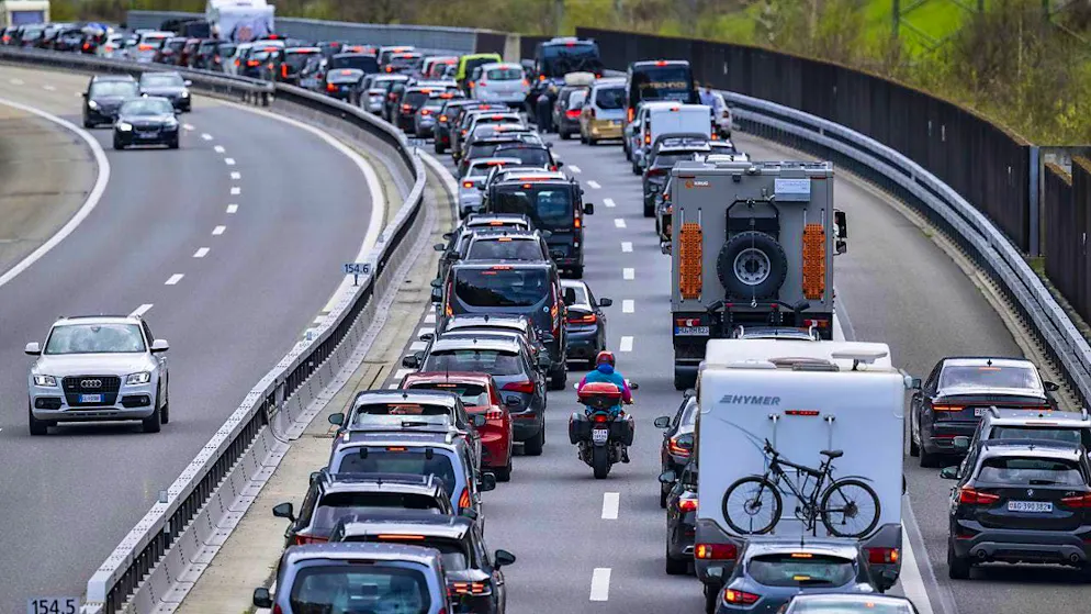The usual picture during the vacation season: traffic jam in front of the Gotthard north portal in the canton of Uri. (archive picture)