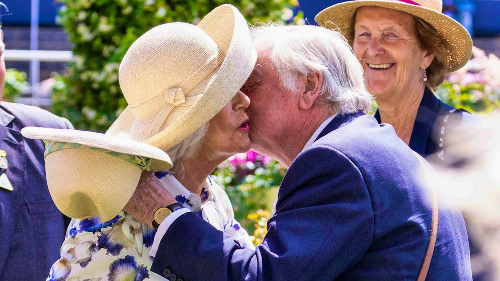 Sono in buoni rapporti?. La regina Camilla saluta l'ex marito con un bacio ad Ascot