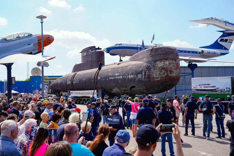 U-Boot auf Landgang – U17 findet Liegeplatz im Museum - Gallery. Zuschauer verfolgen, wie das Marine-U-Boot U17 in Sinsheim ankommt.