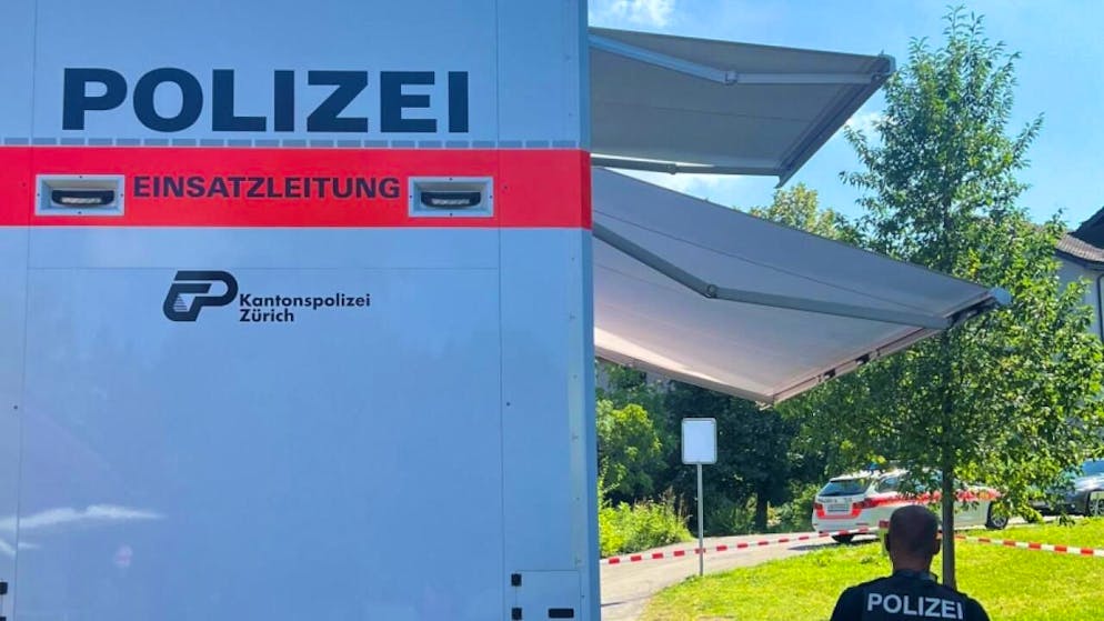 Die Kantonspolizei Zürich und weitere Einsatzkräfte rückten am Montagnachmittag mit einem Grossaufgebot nach Maur ZH aus.