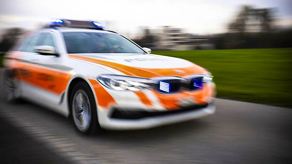 The St. Gallen cantonal police are searching for two perpetrators after a robbery in Bad Ragaz. (symbolic image)