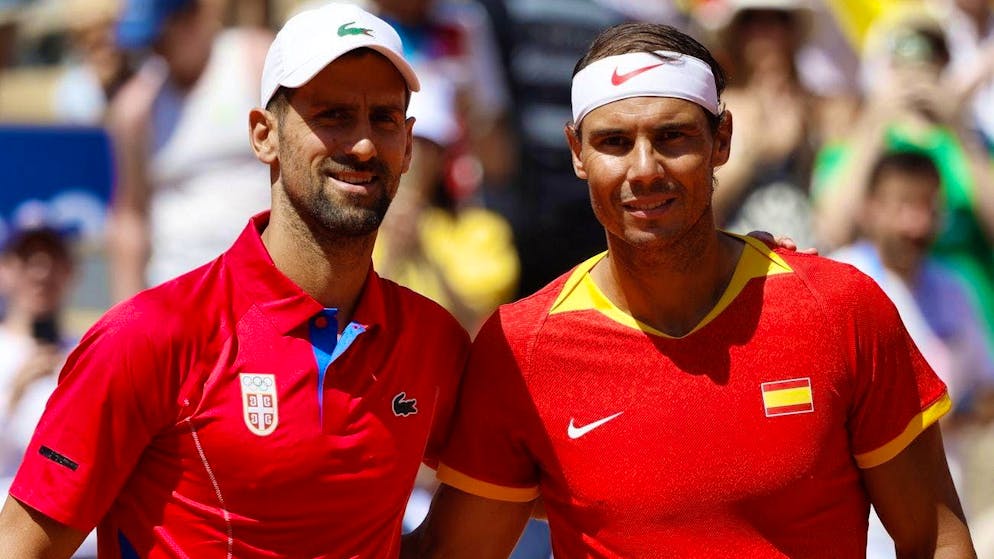 Rafael Nadal (r.) and Novak Djokovic pose before their duel.