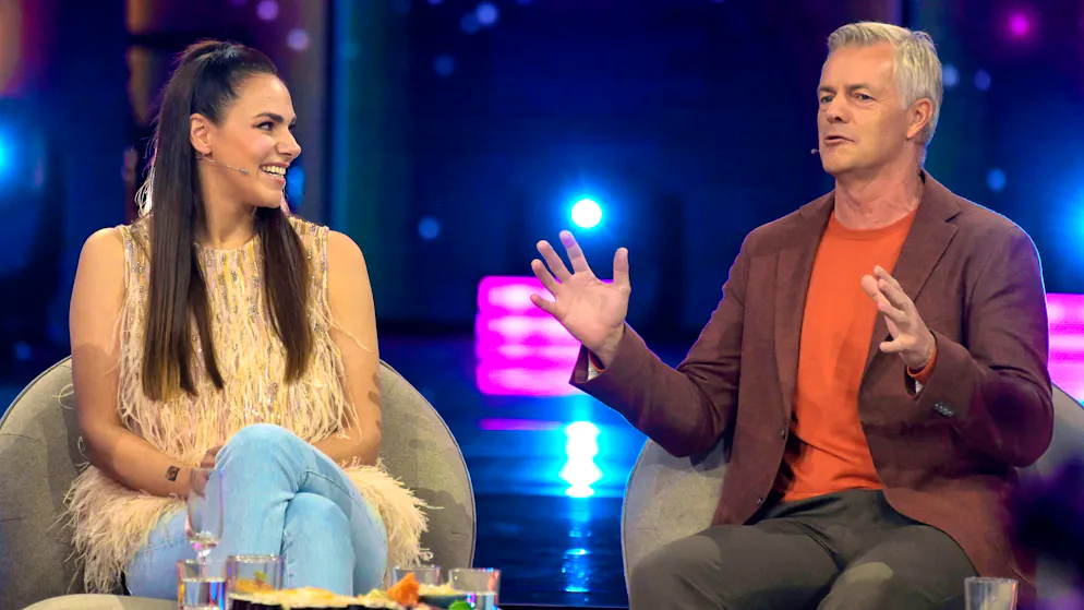 He had a good laugh then: Tom Bartels sits with Esther Sedlaczek in the ARD entertainment show "Verstehen Sie Spass" in October 2023.