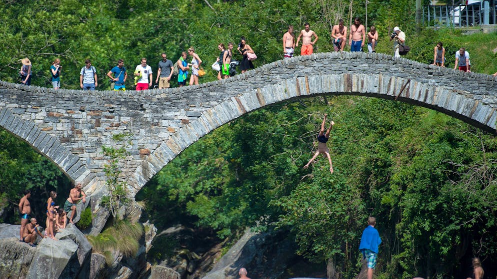 «Die Schlaumeier stehen 1 Stunde». Drängelnde Touristen fordern Tessiner Postauto-Chauffeure