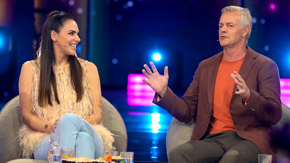 Da hatte er noch gut lachen: Tom Bartels sitzt im Oktober 2023 mit Esther Sedlaczek in der ARD-Unterhaltungsshow «Verstehen Sie Spass».