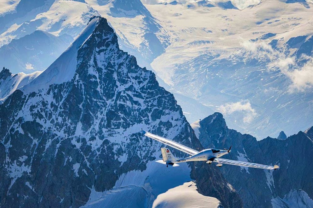 Due località svizzere sono tra le più belle del mondo. Anche il Cervino è stato inserito tra i luoghi più belli del mondo dalla celebre rivista «Time». L'immagine mostra il velivolo SolarStratos guidato dal pilota Raphael Domjan. L'immagine è stata scattata nel luglio 2024.