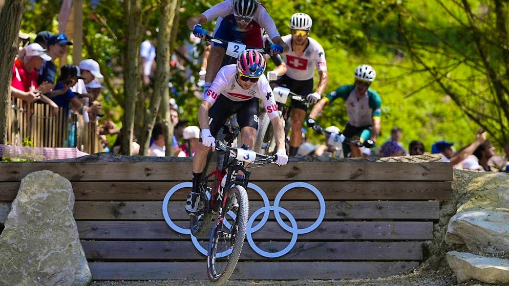 Mathias Flückiger (front) fights to keep up with the medal ranks, Nino Schurter (2nd from right) has to let go early on