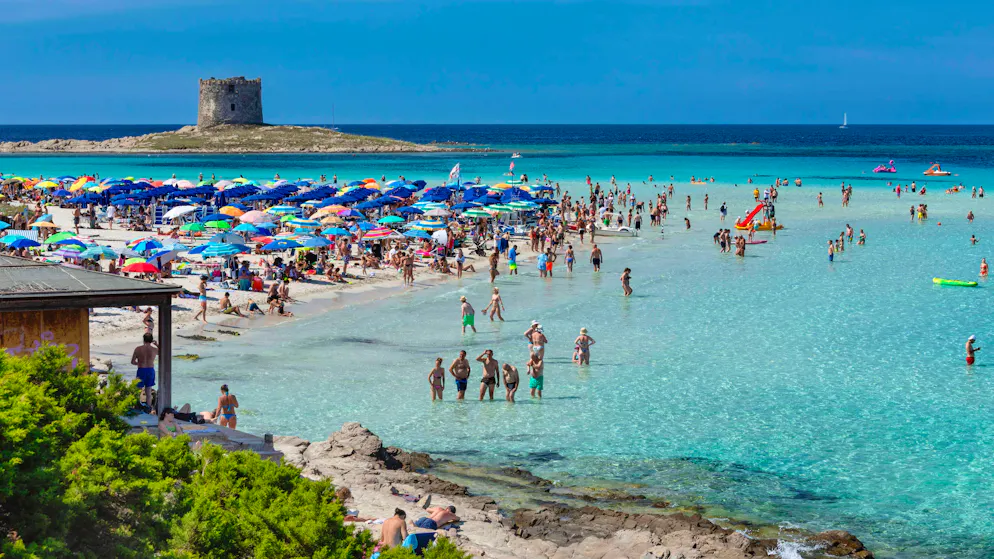 La Pelosa in Sardinien: Hier nutzen Tourist*innen Strandmatten statt Badetücher.