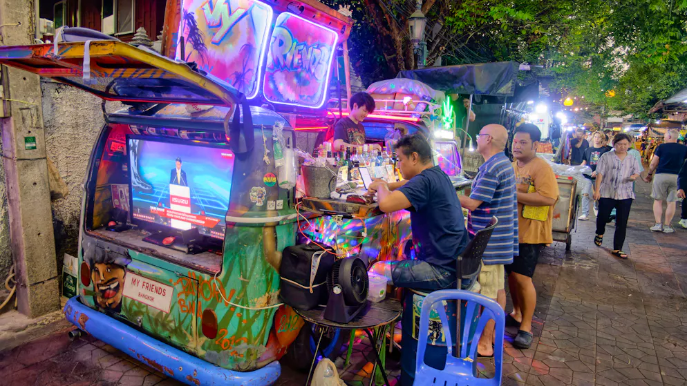 Cocktailbus in Bangkok. Fotos mit Getränken sind in Thailand offiziell verboten, wenn die Drinks Alkohol enthalten. Das ist bei Cocktails auf einem Bild aber schwer nachzuweisen.