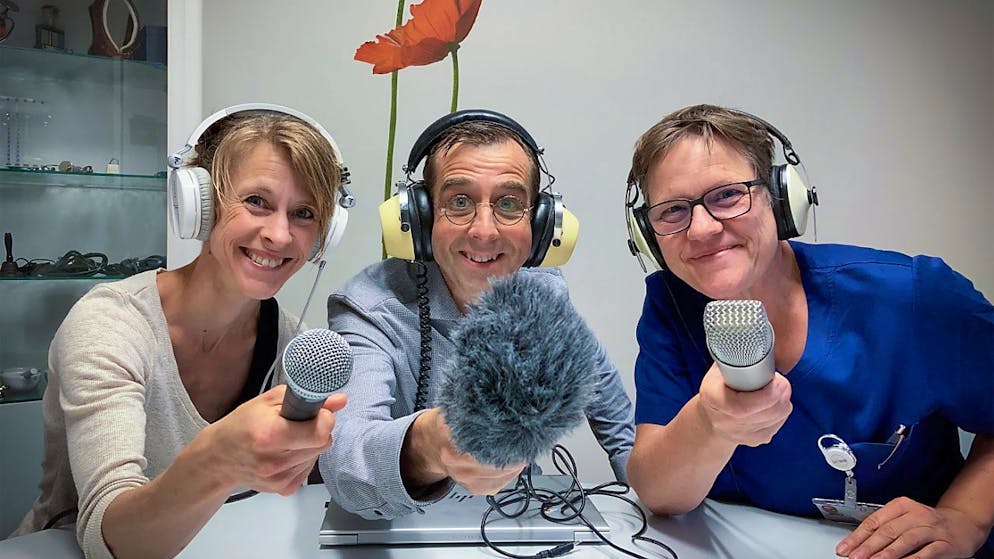 Regula Inauen, Léo Streck und Annette Schneider vom Podcast-Team von «Radio Jojo».