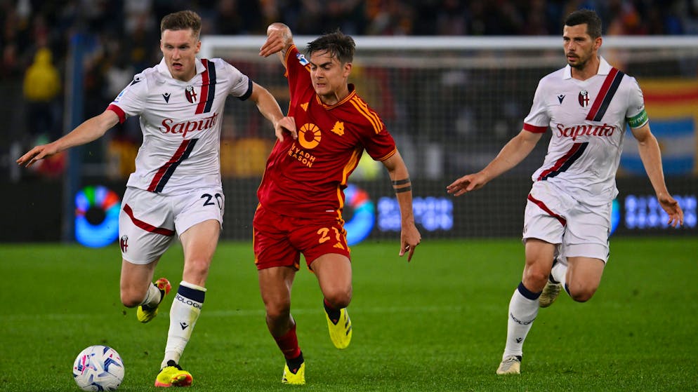 Die Bologna-Schweizer Michel Aebischer und Remo Freuler im Duell mit Romas Paulo Dybala.