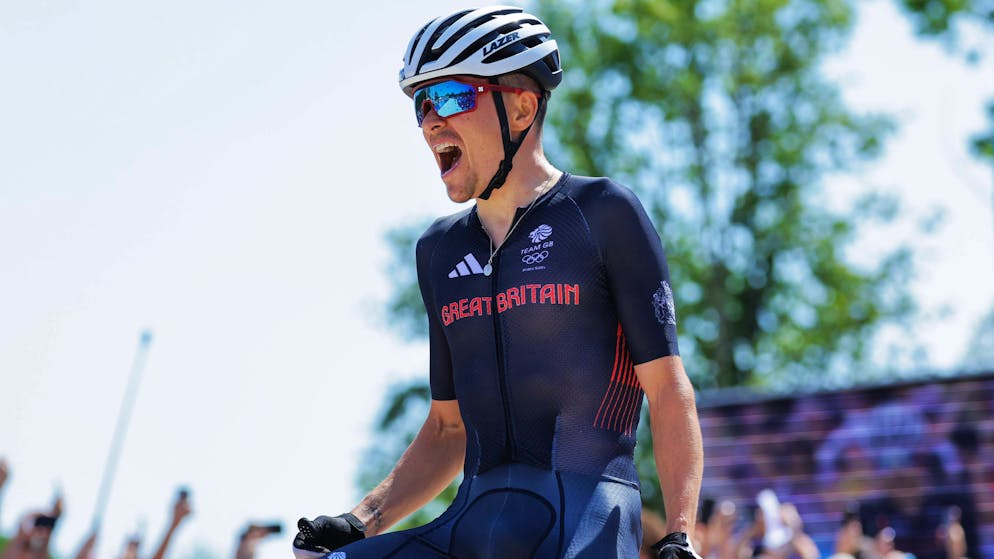 Tom Pidcock freut sich im Ziel über seine Goldmedaille.