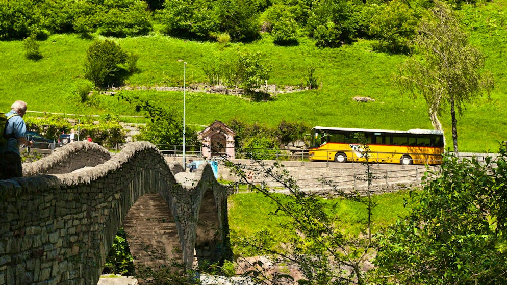 A perhaps full Postbus passes the old Ponte di Salti bridge near Lavertezzo in the Verzasca Valley in Ticino. (archive picture)