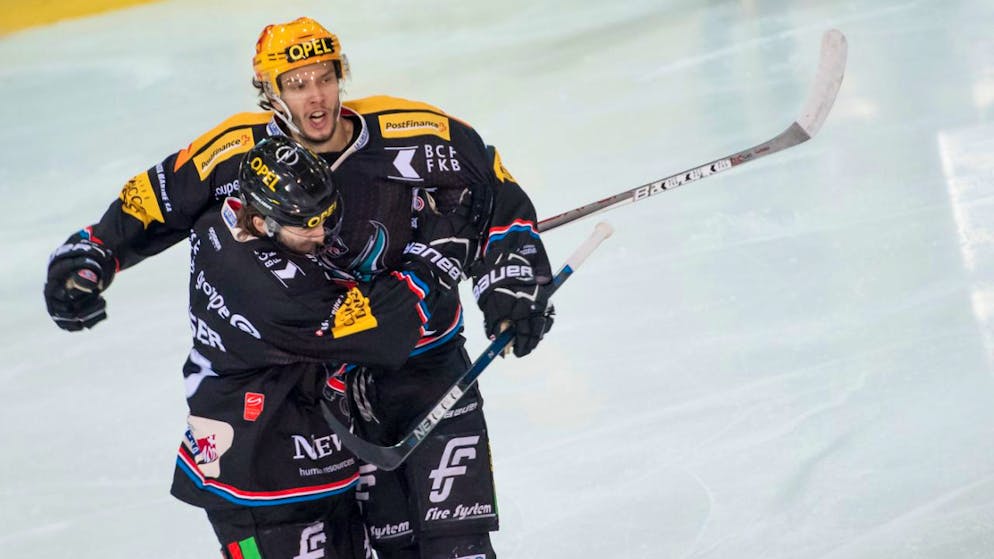 Vor neun Jahren debütierte Andrea Glauser (vorne, mit Julien Sprunger hinten) beim HC Fribourg-Gottéron