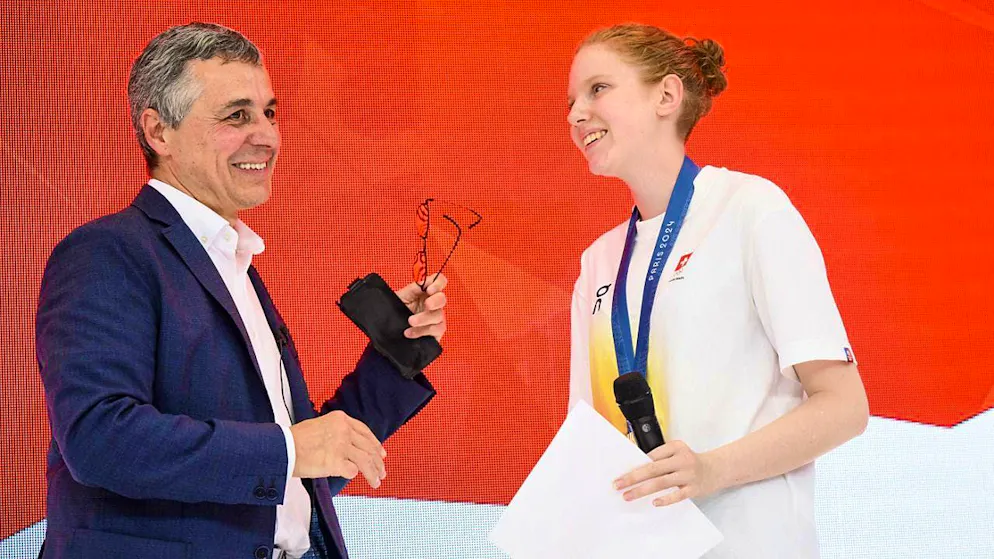 Audrey Gogniat overwhelmed by emotion at medal ceremony - Gallery. Federal Councillor Ignazio Cassis speaks to Audrey Gogniat at the medal ceremony