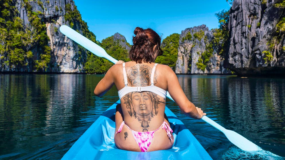 Un tatuaggio raffigurante un Buddha.