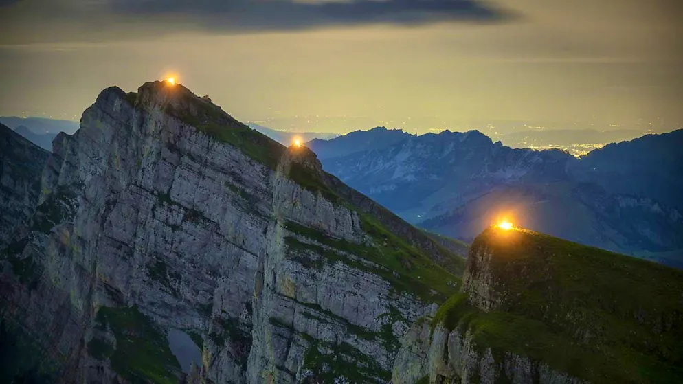 The bonfires on the summits of the Churfirsten will also burn on July 31 in 2023 due to the weather forecast. (archive picture)