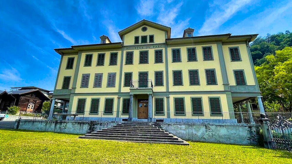 The former Hotel Du Parc has been home to the Berntor School in Thun since 1977. Following its closure, the premises were used by other schools.