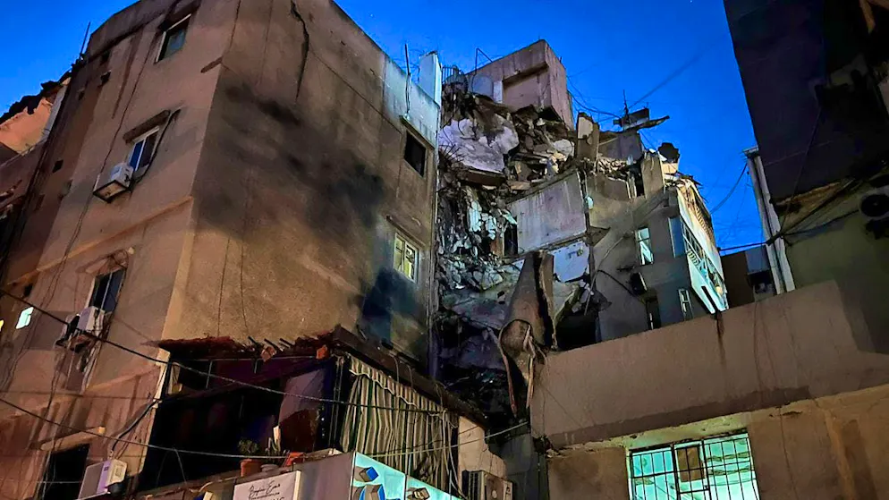 dpatopbilder - A damaged building hit by an Israeli airstrike in the southern suburbs of the city of Beirut. Photo: Hussein Malla/AP/dpa
