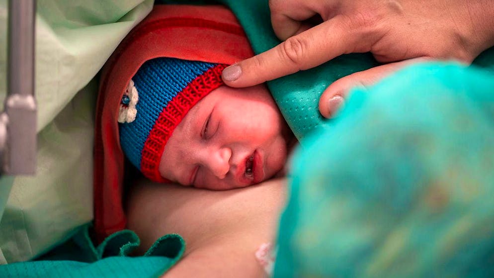 More births than deaths were recorded in the city of Bern in the first half of 2024. The new births contributed to population growth in the federal city. (symbolic image)