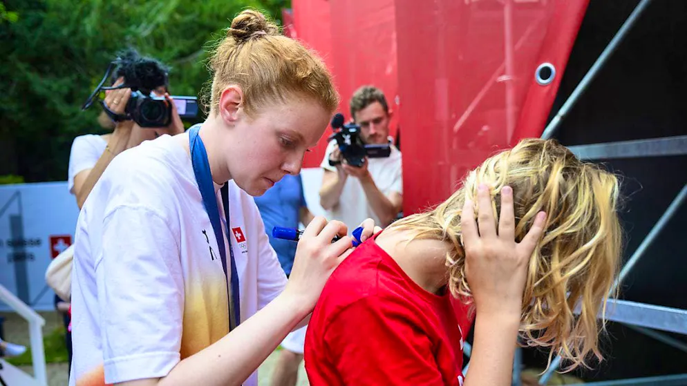 Audrey Gogniat overwhelmed by emotion at medal ceremony - Gallery. The first Swiss medal winner of the Paris 2024 Games is in demand to sign autographs